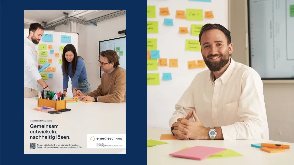 Ein Mann mit Bart und weissem Hemd sitzt lächelnd an einem Schreibtisch mit bunten Klebezettelchen. Neben ihm arbeiten zwei Personen an einem Whiteboard, das mit Haftnotizen, Stiften und Büromaterialien bedeckt ist. Der Text ist auf Deutsch.