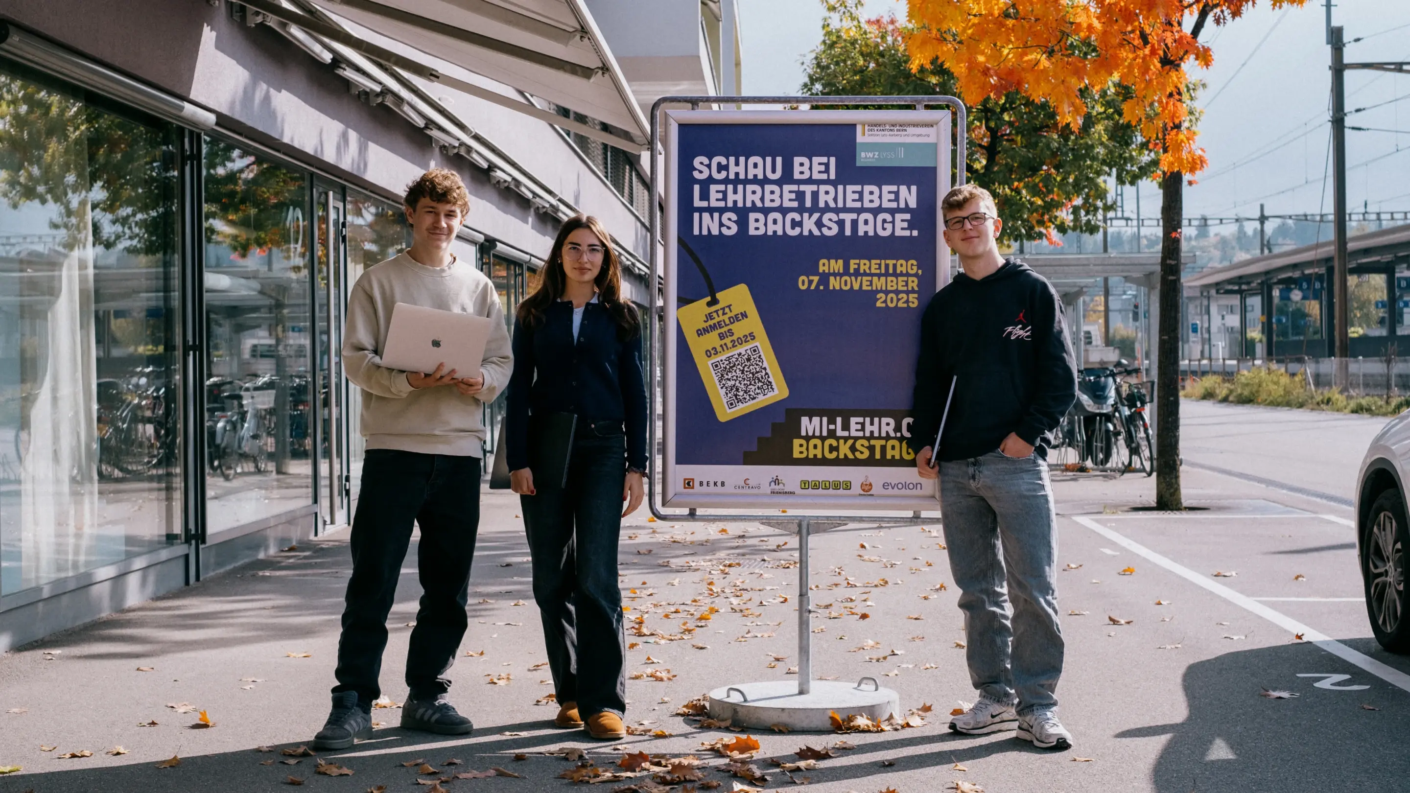 Unsere Lernende vor dem Kampagnenplakat am in flagranti Standort in Lyss
