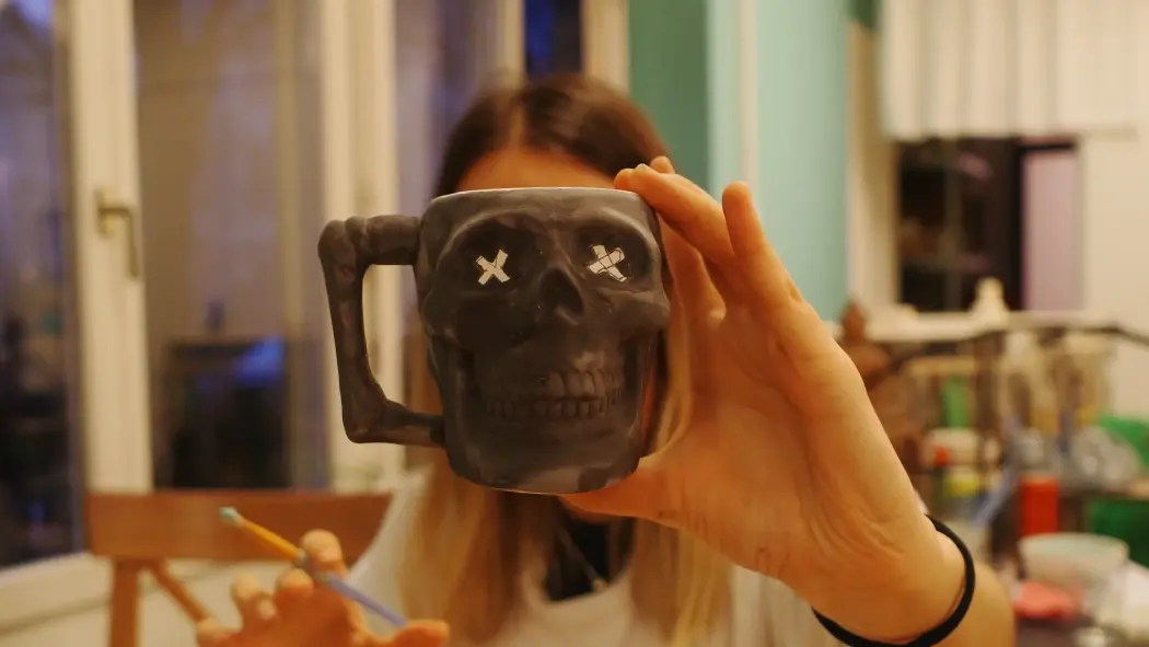 Bemalter Totenkopf beim Keramik bemalen