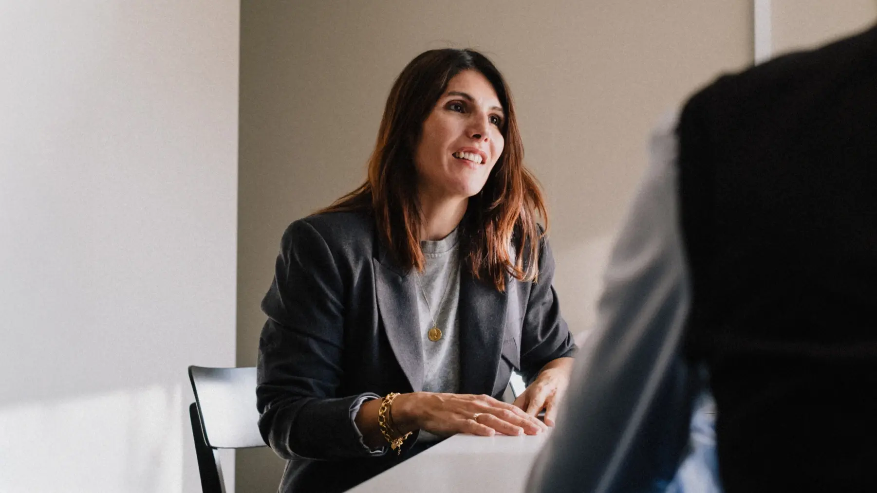 Unsere Beratungs-Chefin führt ein Gespraech in unserem Büro